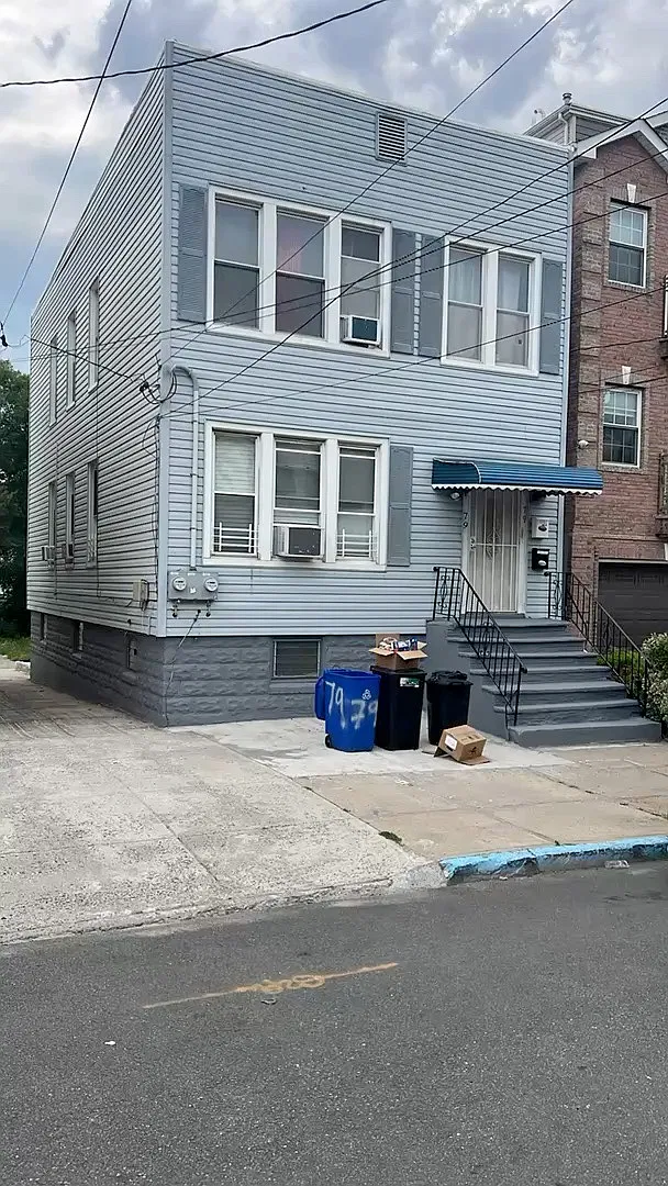 3 bed, 550 sqft, $2,500 — Photo 1