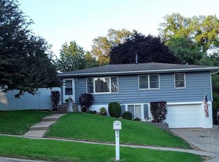 3405 Clover Dr SW, Cedar Rapids, IA 52404