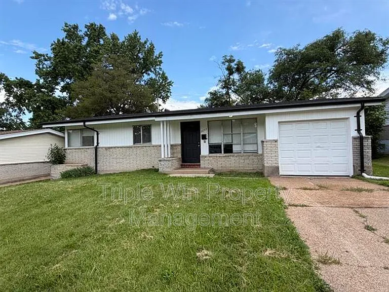2257 Luxmore Dr — Photo 2