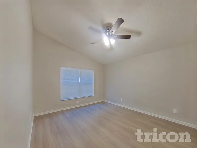 1067 Stoneham Dr — Photo 7