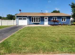 12 Winwood Ln, Holbrook, NY 11741