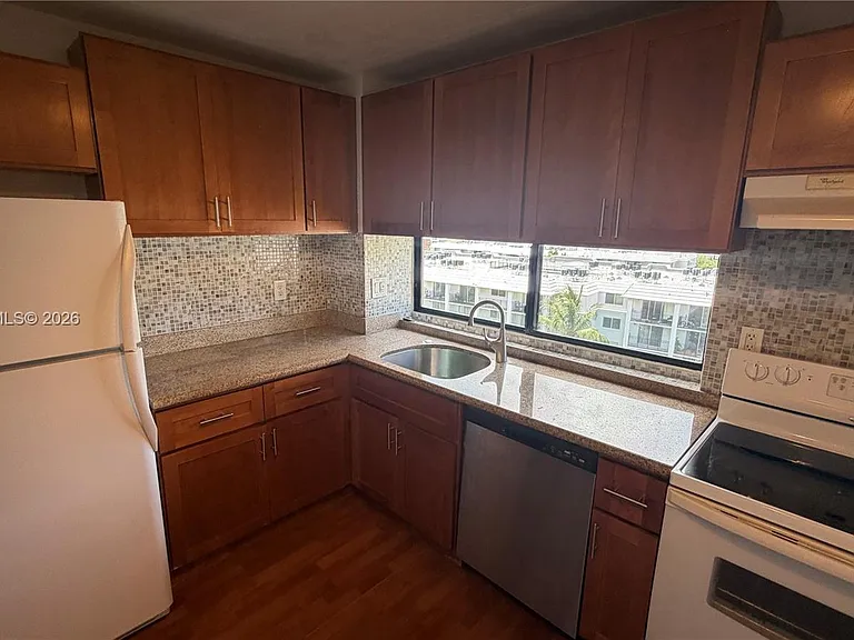 17021 N Bay Rd #914 — Photo 4