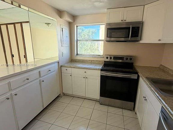 5th image of 9180 Fontainebleau Blvd APT 401