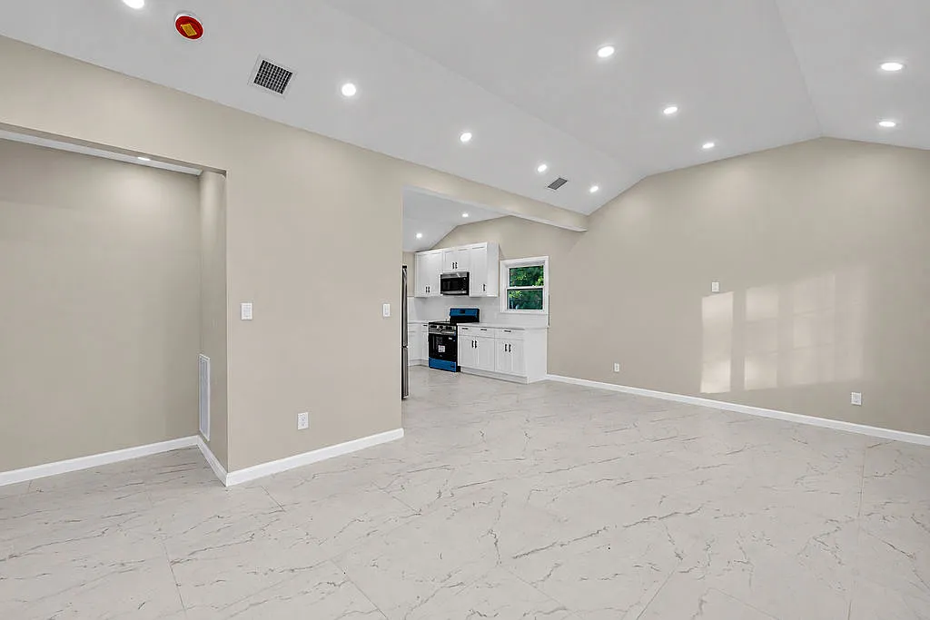 3 bed, 1209 sqft, $4,950 — Photo 3