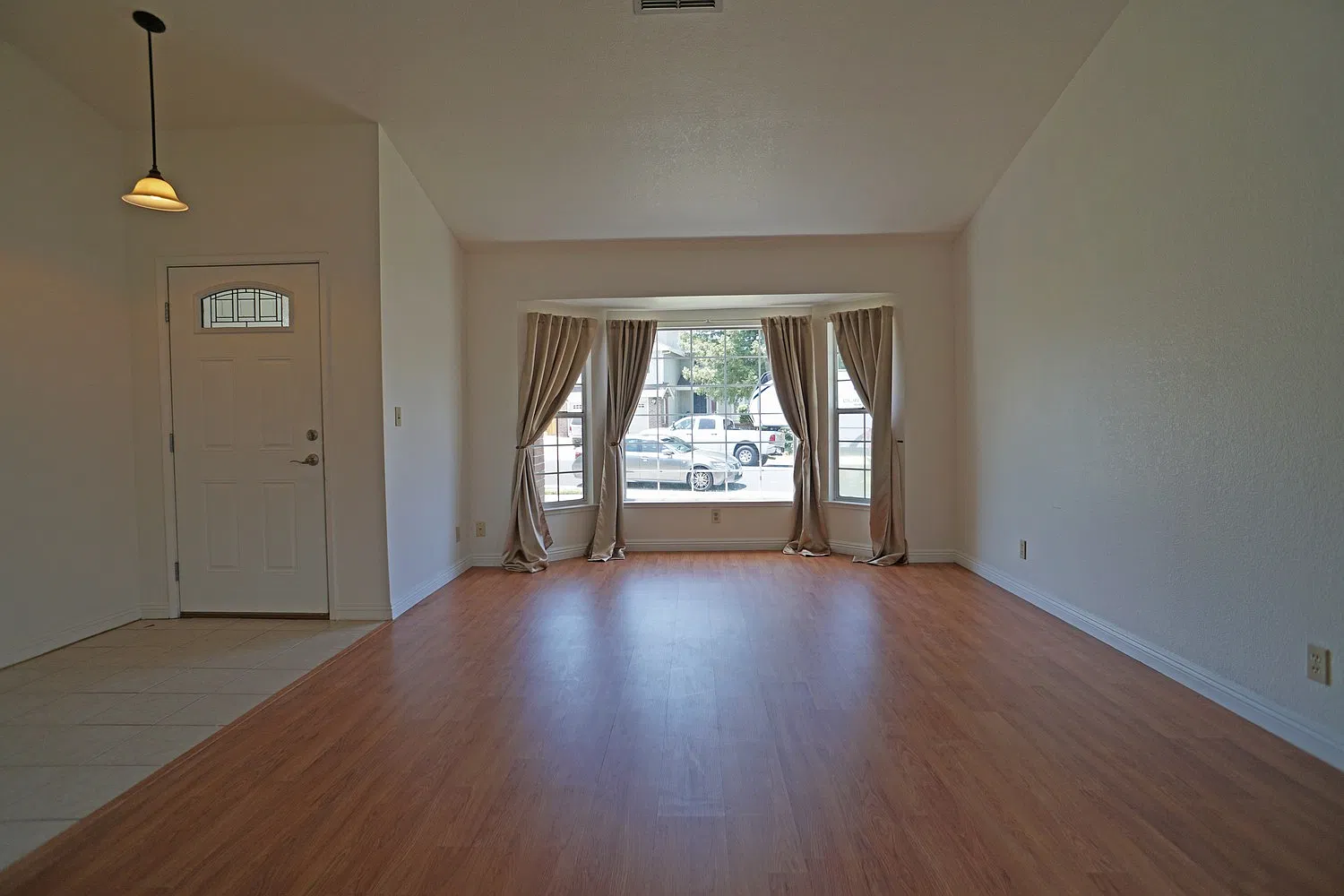beautiful 3-bedroom, 2-bathroom single-story home in Roseville! — Photo 2
