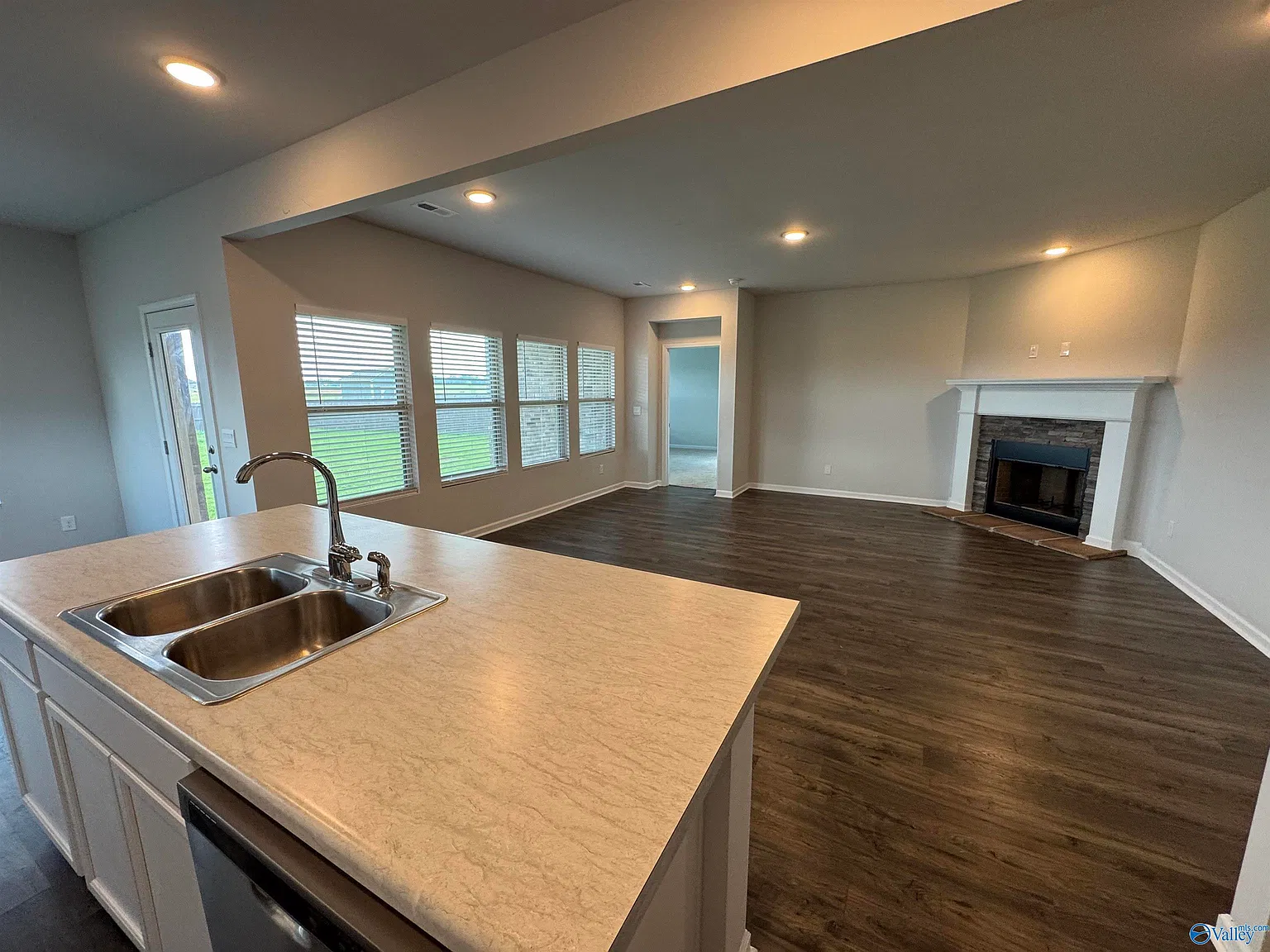 4 bed, 3.0 bath, 2019 sqft, $2,095 — Photo 4