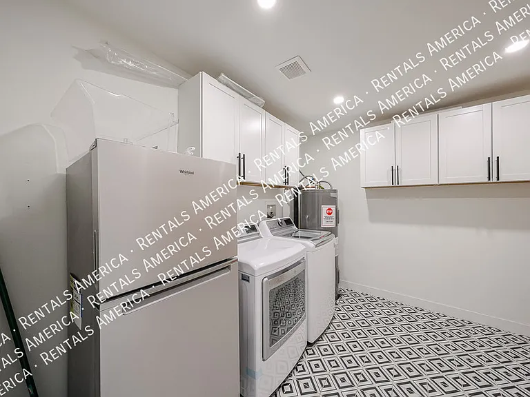 1909 E Indianola Ave — Photo 18