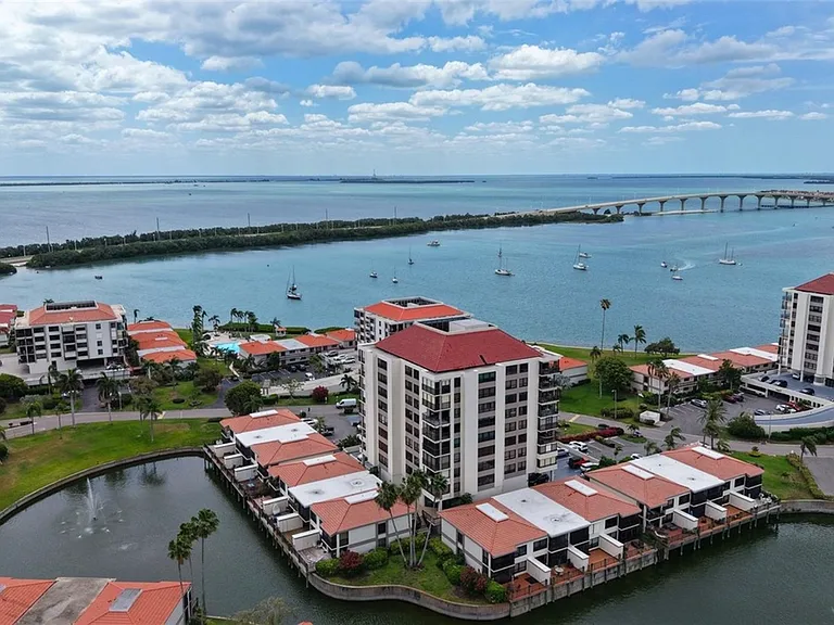 The Bahia Del Mar neighborhood is an exquisite area with a great location to restaurants, shopping, beaches and highways.