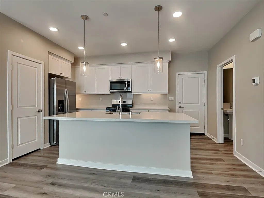 3 bed, 2.5 bath, 1361 sqft, $3,029 — Photo 4
