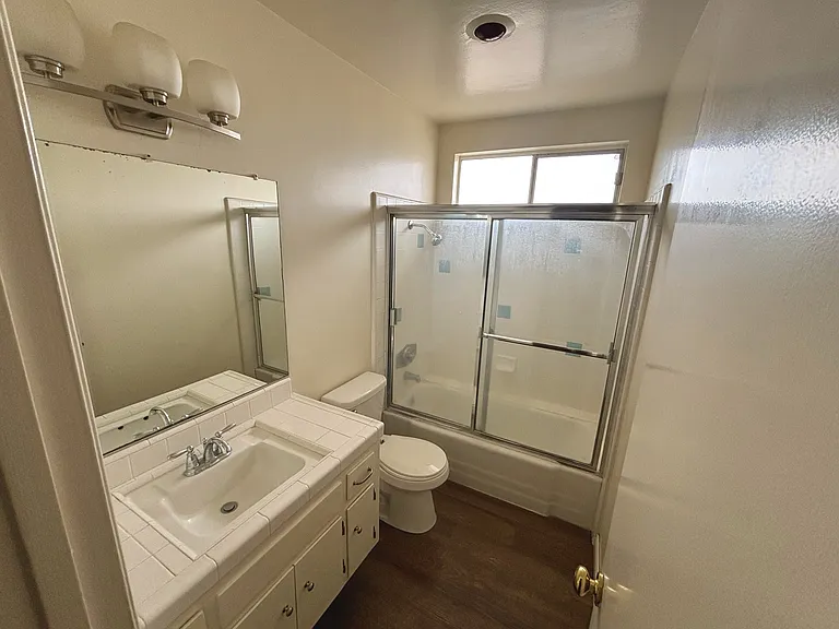 8740 Owensmouth Ave #15 — Photo 12