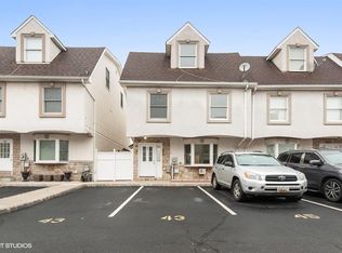 41 Val Sumo Ln, Newark, NJ 07105