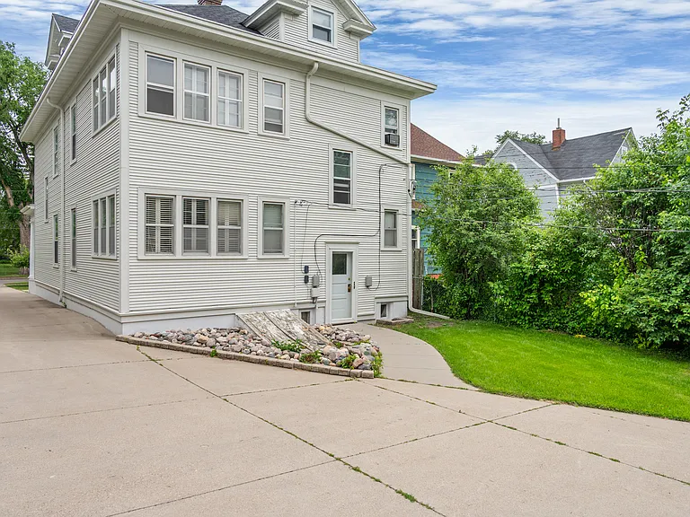 526 Reeves Dr — Photo 2