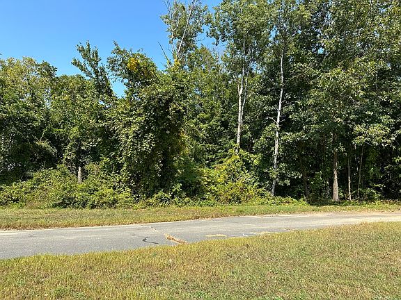 4th image of 18 Cold Spring Ln