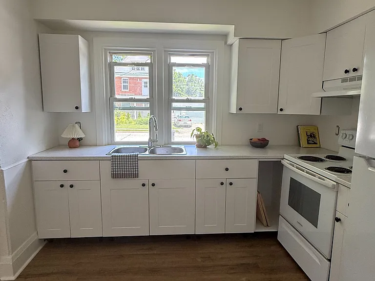 458 Russell St — Photo 6