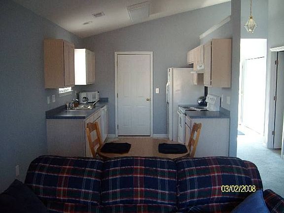 Kitchen w/dinette area