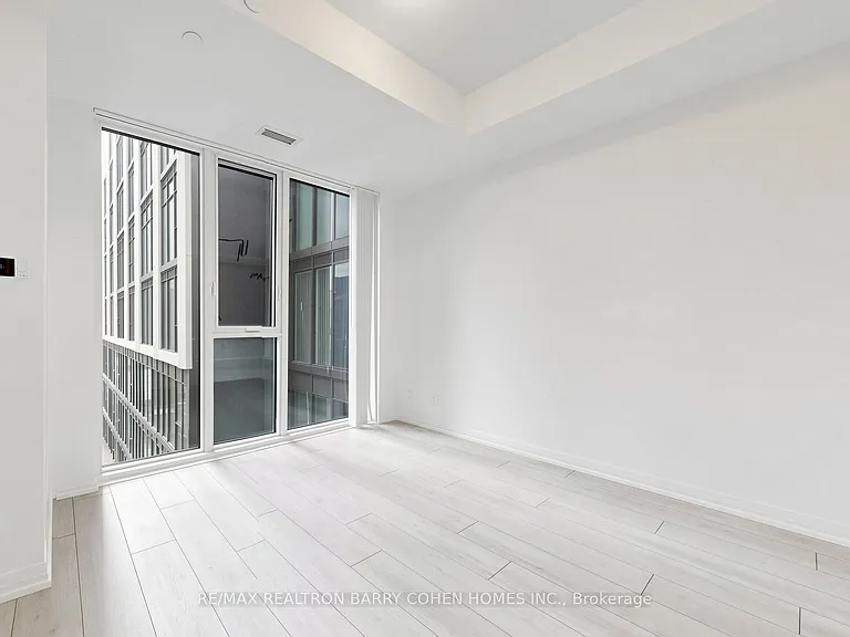 400 King St W #823 — Photo 21