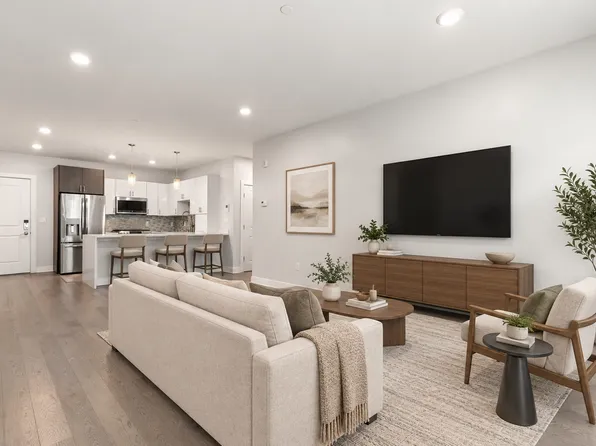 2 Cliveden St Unit 201E, Quincy, MA 02169