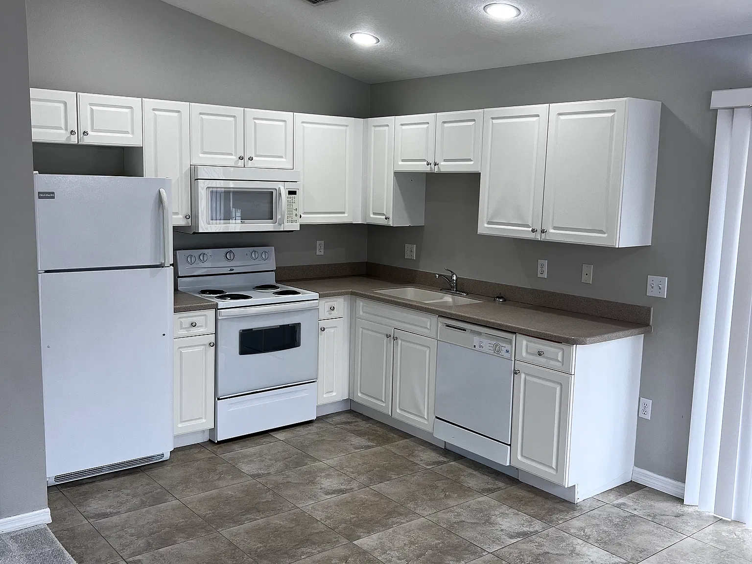 2 bed, 1100 sqft, $1,600 — Photo 2