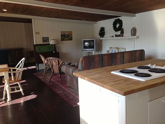 Family room/kitchen combo