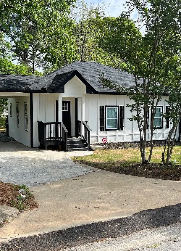 3 bed, 1400 sqft, $1,900 — Photo 1