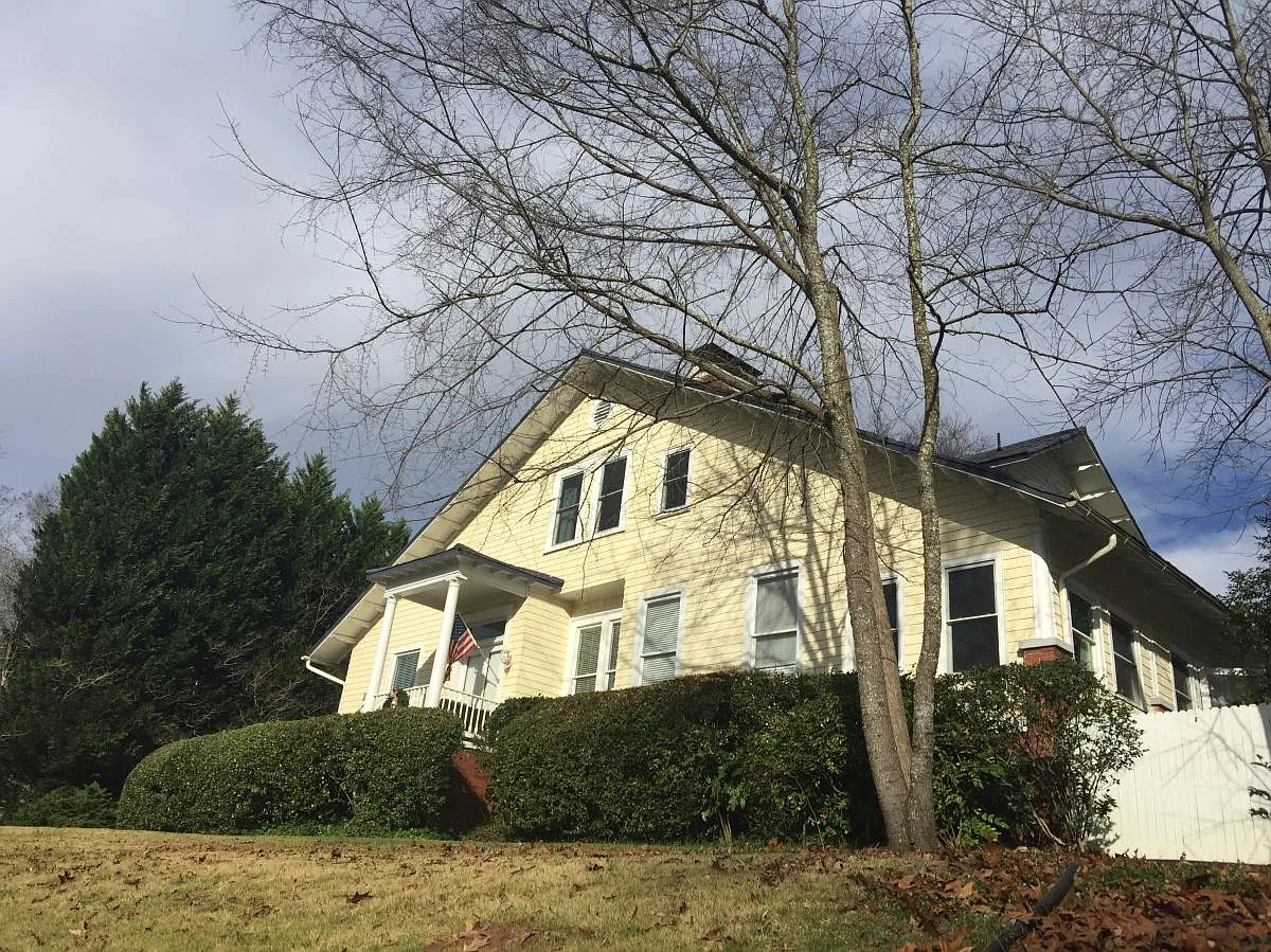 1260 Fairview Rd NE — Photo 3