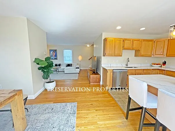 4 bed, 2.5 bath, 1600 sqft, $5,500 — Photo 2