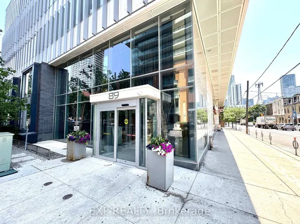 89 McGill St #1211, Toronto, ON M5B 0B1