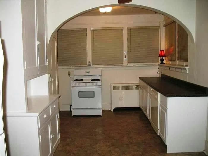 102 Sarah Street — Photo 2