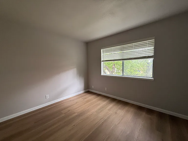 259 N Capitol Ave — Photo 3
