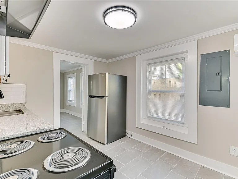 325 Meridian Ave — Photo 13