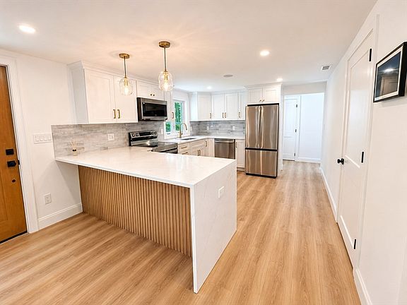 4th image of 373 Eliot St