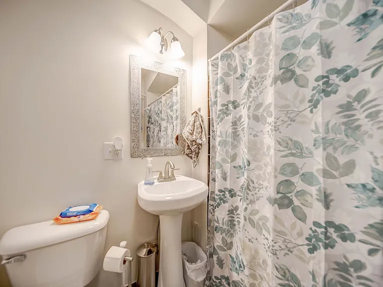 2405 Summit St — Photo 22