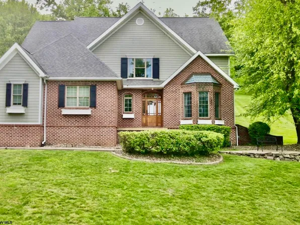 14 Woodcliff Dr, Fairmont, WV 26554