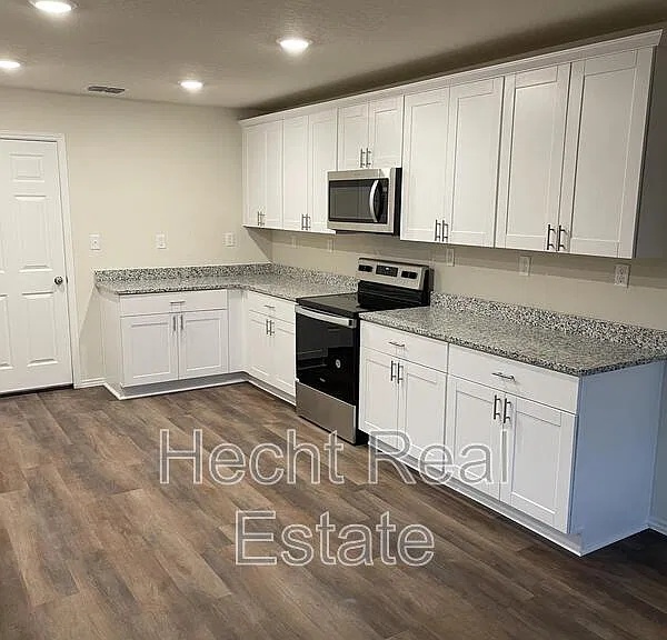 451 Forsythia — Photo 16