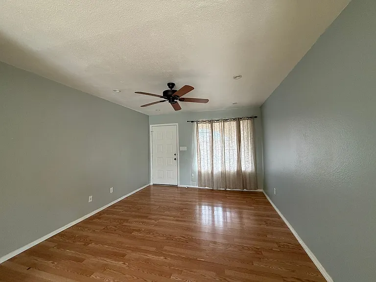 2263 E Hampton Ave — Photo 3