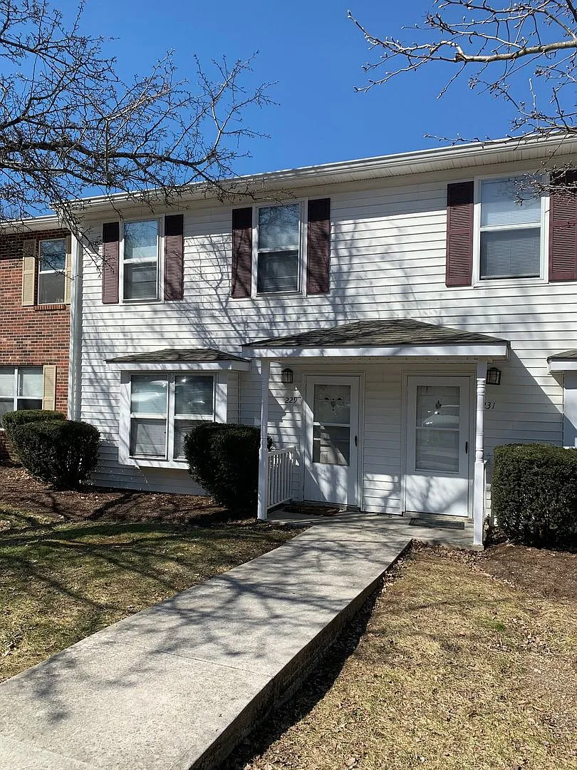4 Bedroom 2.5 Bath Townhouse — Photo 1