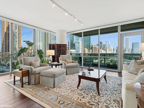5th image of 1201 S Prairie Ave #701