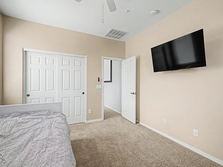 More view of the secondary room.
