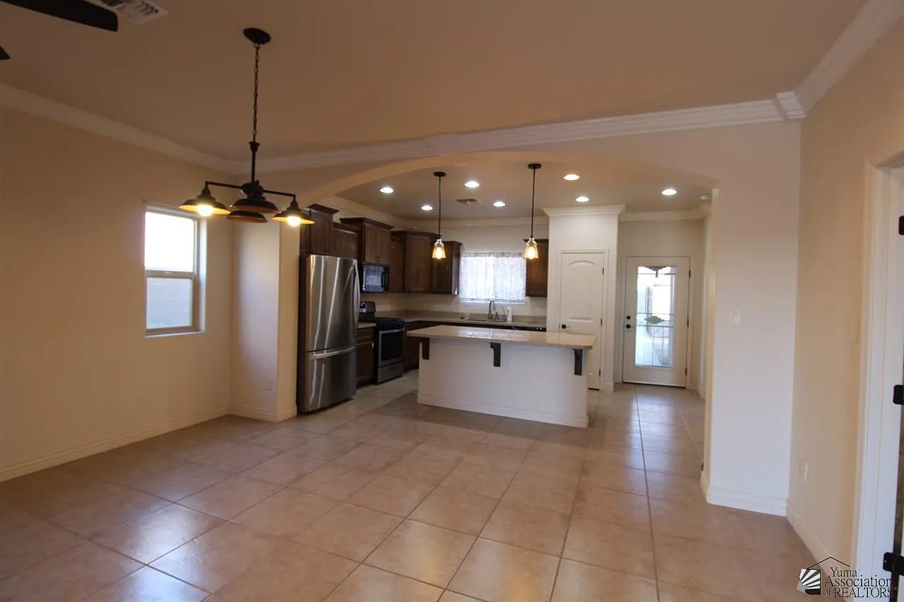 3 bed, 2.0 bath, 1564 sqft, $2,000 — Photo 3
