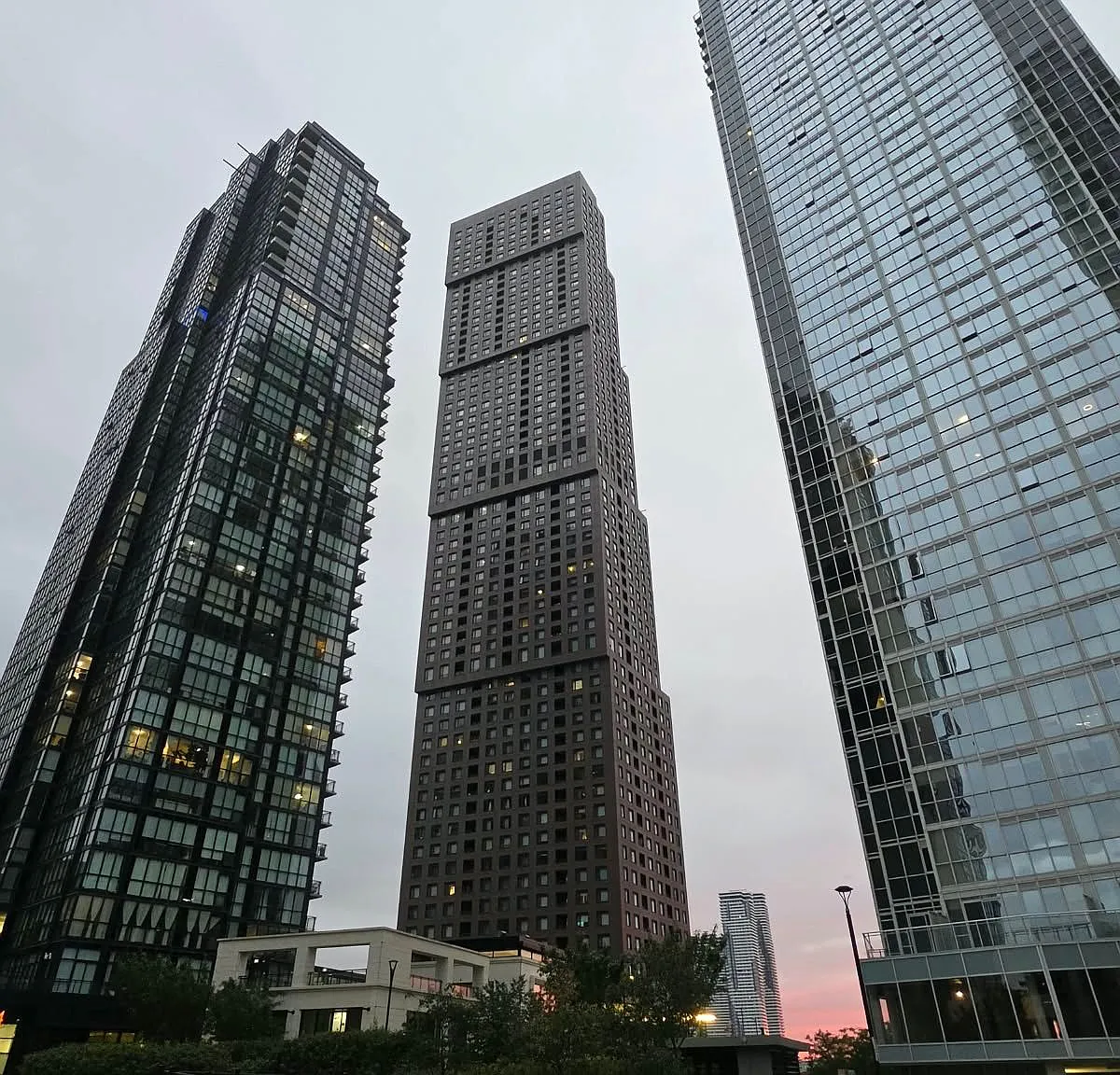 2 bed, $3,200 — Photo 1
