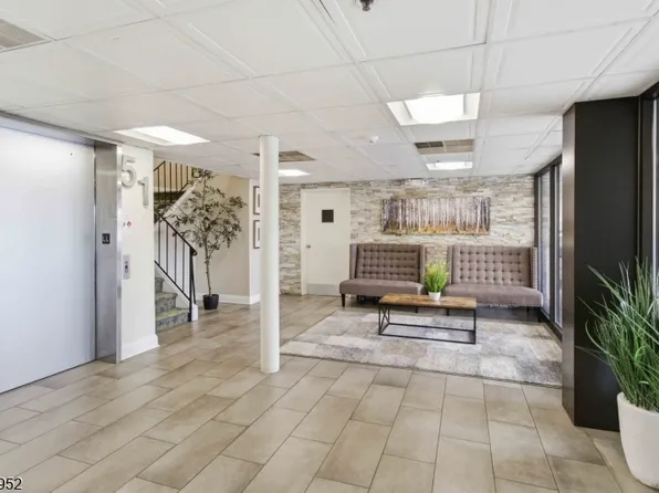 51 Mount Kemble Ave APT 207, Morristown, NJ 07960