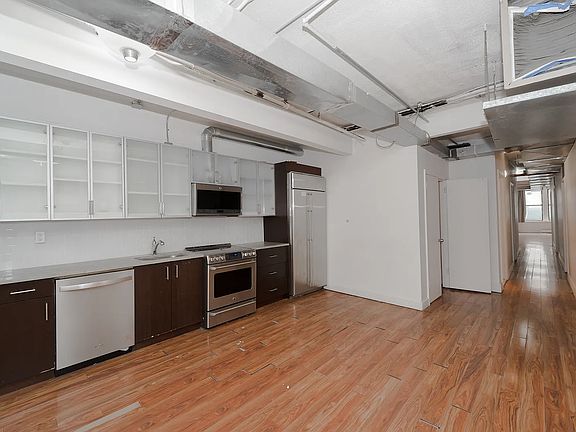 3rd image of 131 W 14th St
