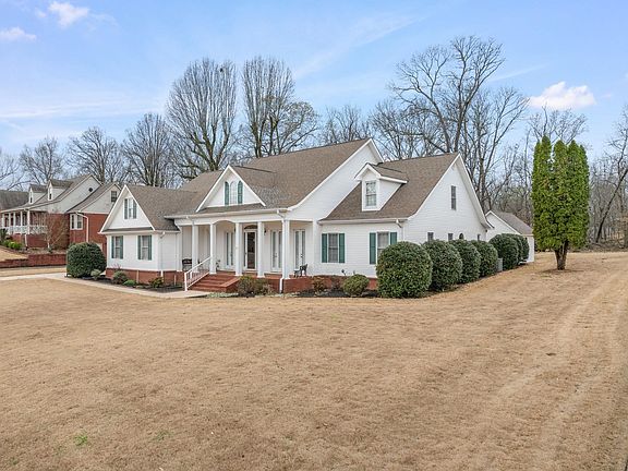 2nd image of 384 Ridgecliff Dr