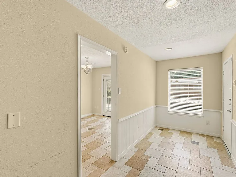 496 N Post Oak Ln — Photo 16