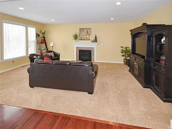 5th image of 629 Featherstone Dr