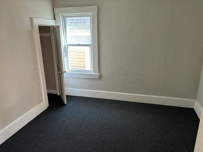 439-441 Rivet St 2E New Bedford Updated 2BR Near Shops, Parks & Major Routes — Photo 18