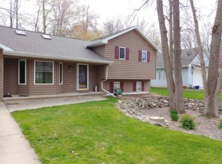 2041 Oakwood Dr, Green Bay, WI 54304