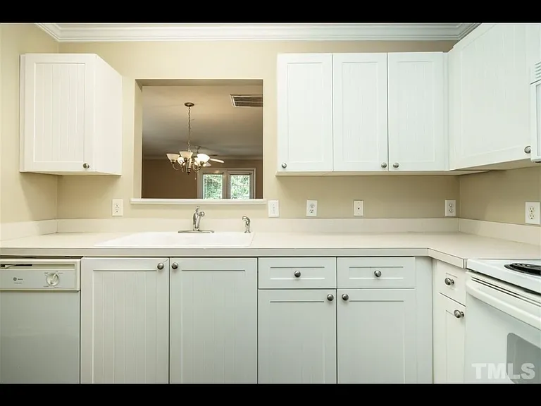 145 Woodson Dr — Photo 2
