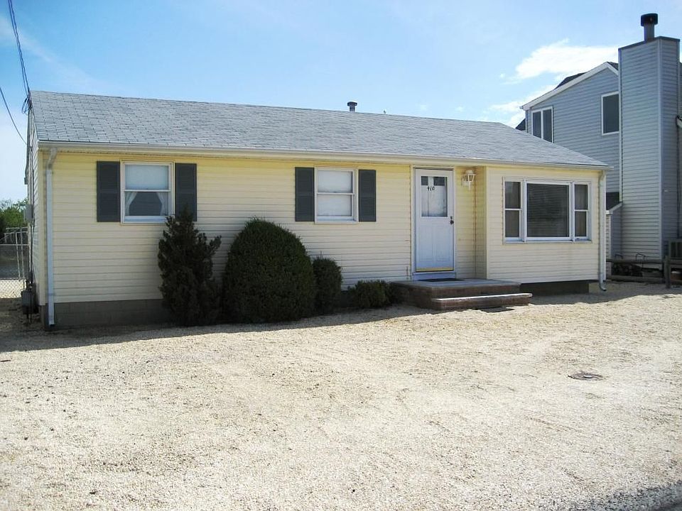 1st image of 410 Cove Ct