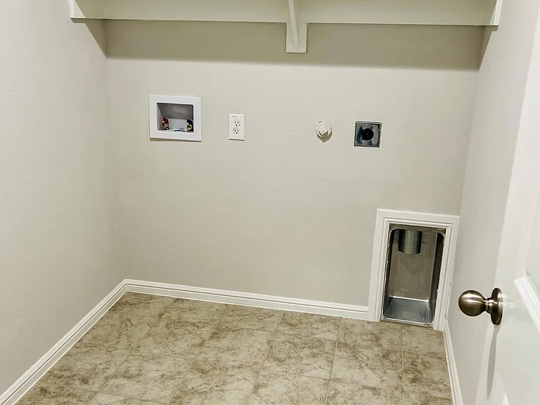 412 Alva St — Photo 28